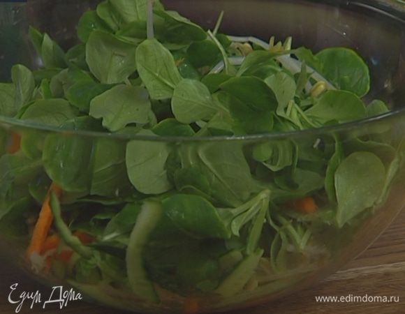 Листья салата вымыть и просушить. Перемешать их с морковью, огурцом и ростками сои.