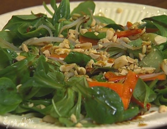 Заправить салат, выложить его на тарелку, посыпать измельченным арахисом, сбрызнуть кунжутным маслом.