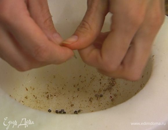 Семена кардамона и кориандра растереть в ступке.