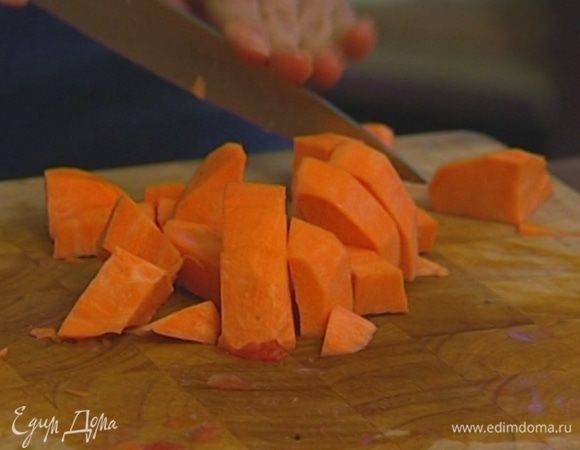 Морковь, картофель и тыкву почистить и нарезать кубиками.