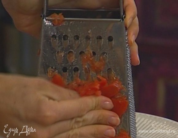 Помидоры натереть на терке.