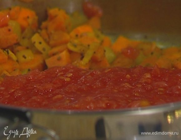 Добавить в сковороду сначала морковь, затем помидоры и тушить несколько минут.