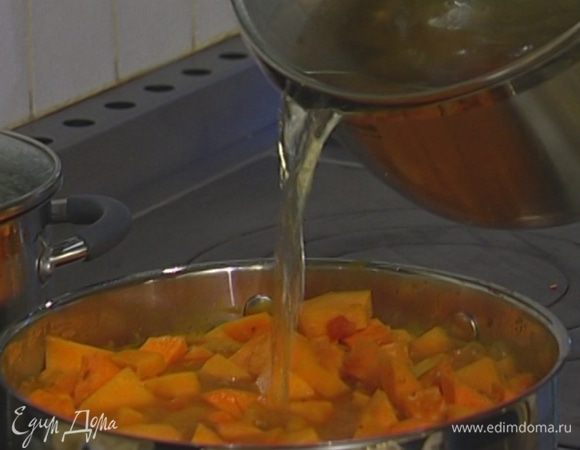 Добавить тыкву и сладкий картофель, влить овощной бульон. Тушить все до готовности, затем посолить и добавить сухие стручки перца чили.