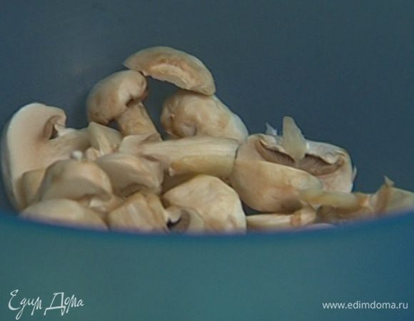 Грибы разрезать на половинки.