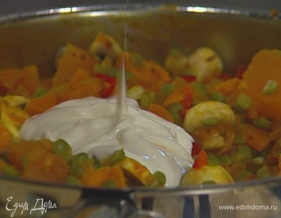 Отправить в сковороду грибы, отваренный горох, нарубленный свежий чили и йогурт, все перемешать, через минуту снять с огня и посыпать кинзой.