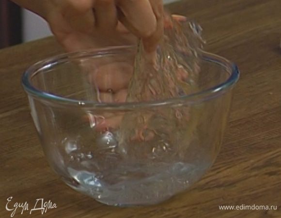 Желатин замочить в небольшом количестве воды минимум на полчаса, затем влить 2 ст. ложки кипятка. 