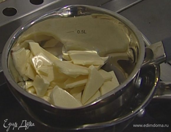 Шоколад растопить на водяной бане.