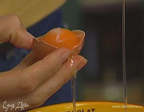 Отделить желтки от белков. 