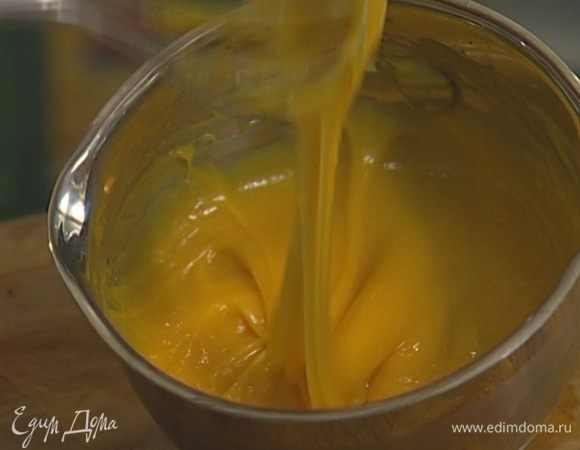 Желтки взбить и перемешать с растопленным шоколадом. 