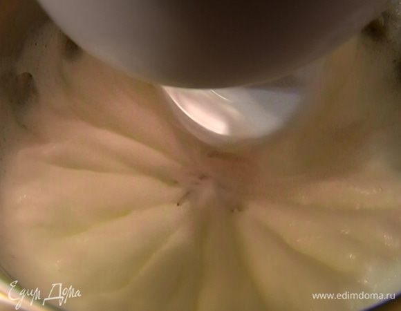 Белки взбить, добавив щепотку соли. 