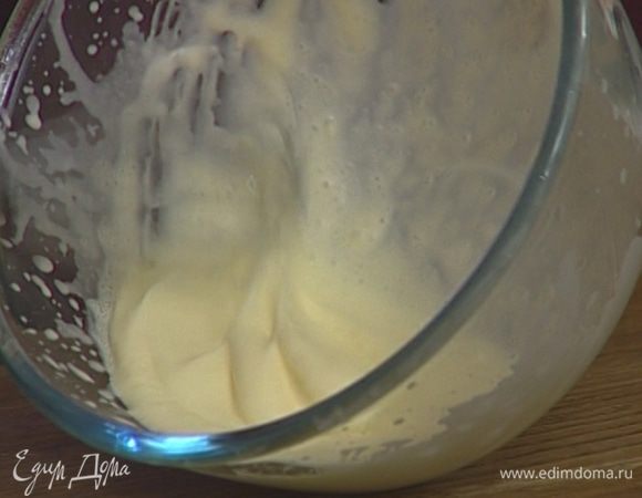 Сливки взбить небольшим венчиком.