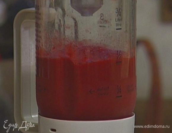 Размороженную клубнику взбить в блендере, добавить желатин и еще раз все вместе взбить.