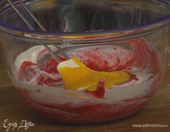 Перемешать клубнику с шоколадно-желтковой массой, взбитыми белками и сливками.  
 
