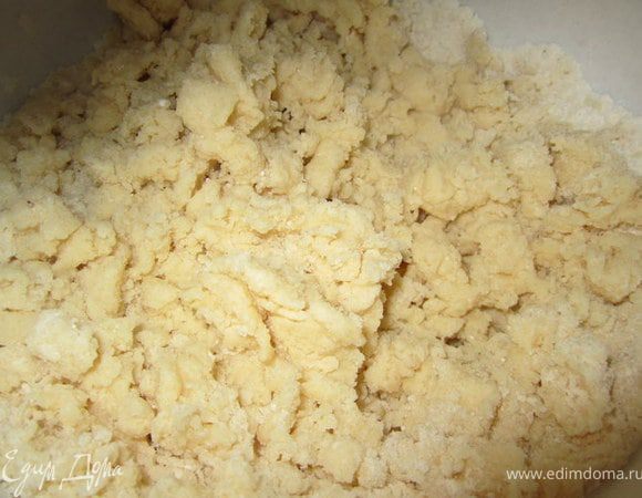 Добавить растопленный маргарин, смешать. если получается сильно плотная маса, добавить 2-3 ст. л. молока.