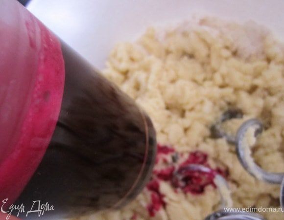 Влить свекольный сок.