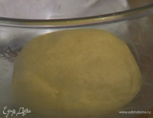 Приготовить тесто: просеять 250 г муки, добавить 40 г сахара, щепотку соли, дрожжи и пакетик ванильного сахара. Влить молоко с маслом и замесить тесто. Смазать сливочным маслом глубокую посуду, выложить в нее тесто, накрыть полотенцем и поставить минимум на полчаса в теплое место.