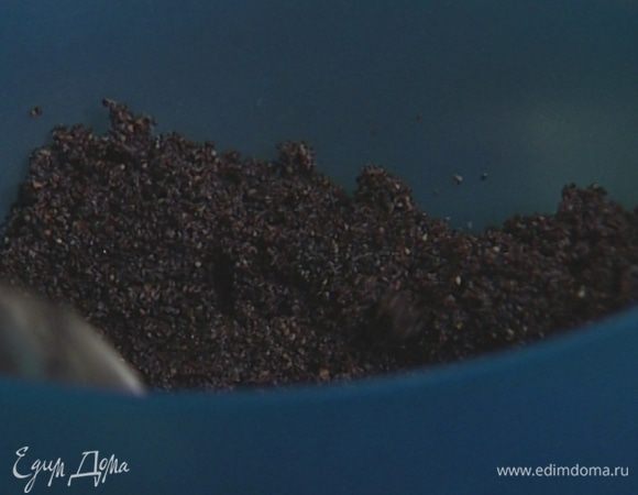 Мак замочить на час, затем измельчить в блендере (должно получиться примерно 500 г протертого мака). 