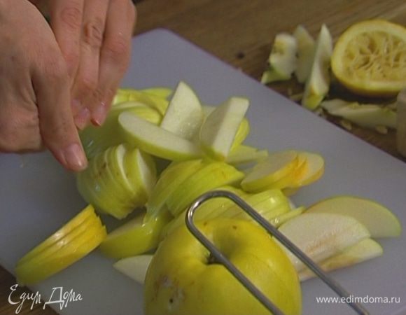 Из яблок удалить сердцевину, нарезать их очень тонкими дольками и сбрызнуть соком лимона.
