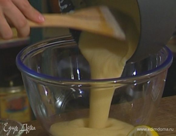 Приготовить крем: подогреть 300 мл молока, всыпать 40 г сахара, пакетик ванильного сахара и манку, влить 1/2 ч. ложки ванильного экстракта. Довести все до кипения, добавить 50 г сливочного масла, ввести по одному яйца.