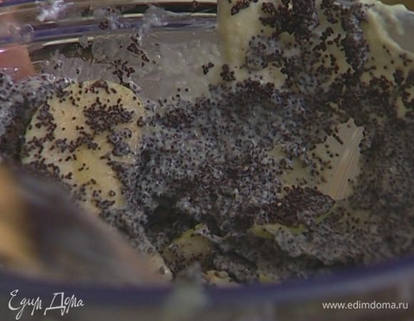 Творог перемешать с получившимся кремом, затем разделить всю массу пополам. В одну половину добавить изюм, мак и яблоки, все вымешать.