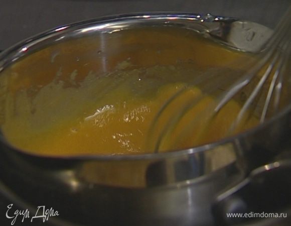 Желтки взбить с 200 г сахара.