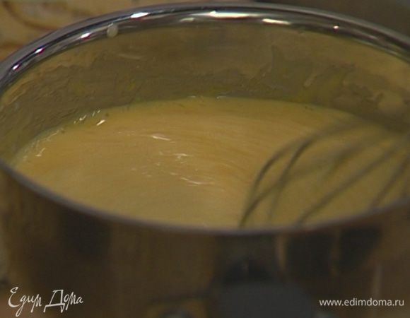 Молоко подогреть (ни в коем случае не кипятить!) и, постоянно помешивая, ввести в него желтки с сахаром.  