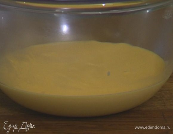 Добавить в молоко с желтками желатин, размешать и на несколько минут поставить крем в холодильник.