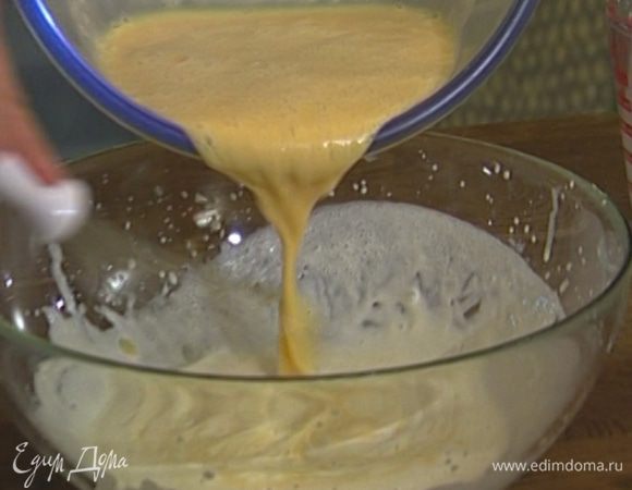 Сливки взбить и добавить в крем. 