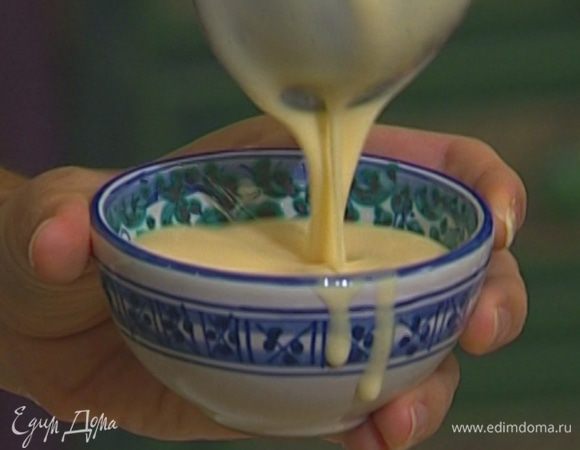 Смазать небольшие формочки сливочным маслом, наполнить кремом и отправить на 2 часа в холодильник.