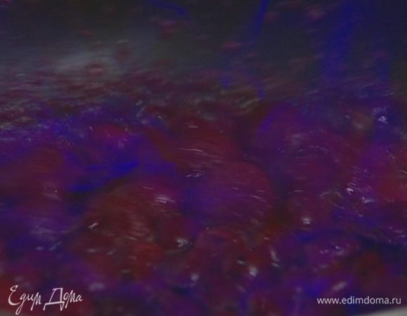 Приготовить соус: половину клубники и вишни отправить в сковороду, добавить 100 г сахара, палочку корицы и уварить все до состояния густого соуса. Для взрослых оставшуюся клубнику и вишню тоже отправить на сковороду, добавить 100 г сахара, влить ром и поджечь.