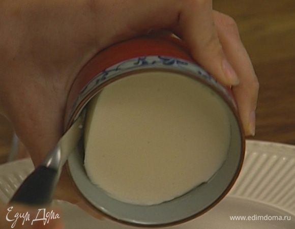 Вынуть крем, перевернув формочки.