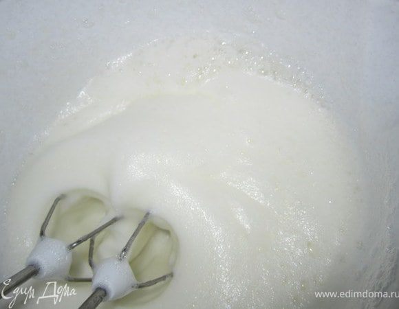 Белки вбить с лимонной кислотой.