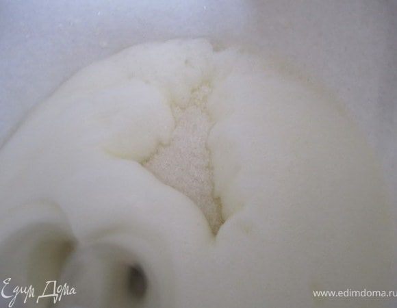 Добавить сахар. Взбивать до стойких пиков.