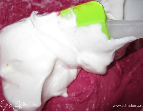 В три приема ввести белки в тесто.