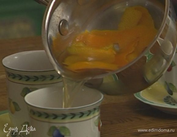 Наполнить чашки на две трети чаем, а на одну треть ромом. 