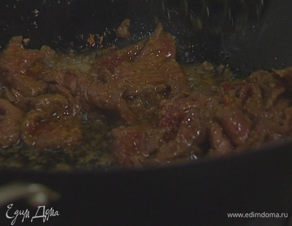 Разогреть в воке 2 ст. ложки арахисового масла и обжаривать мясо в течение 2–3 минут, постоянно помешивая, затем выложить на бумажное полотенце.