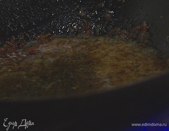 В вок добавить рыбный соус, сахар, сок лайма, все перемешать и снять с огня.