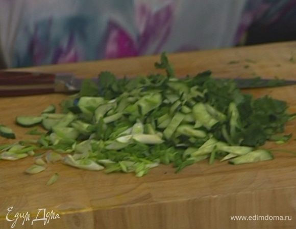 Зеленый лук нарезать тонко наискосок, огурцы — соломкой.