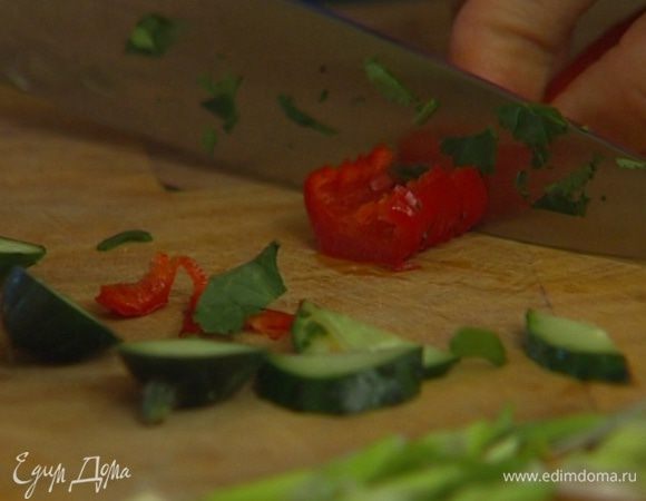 Кинзу мелко нарезать.