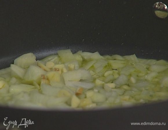 Разогреть в глубокой сковороде 3 ст. ложки оливкового масла и обжарить лук и чеснок до золотистого цвета. 