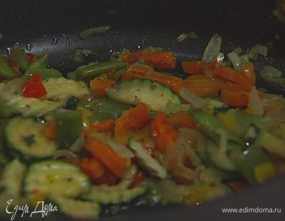 Отправить туда же перец чили, 1 ч. ложку листьев тимьяна, щепотку итальянских трав. 