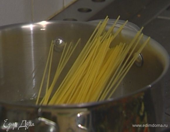 Макароны отварить в подсоленной и подмасленной воде до состояния al dente, затем воду слить и сохранить. 