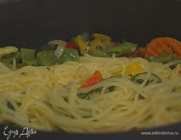 Макароны выложить в сковороду к овощам, перемешать и снять с огня. 