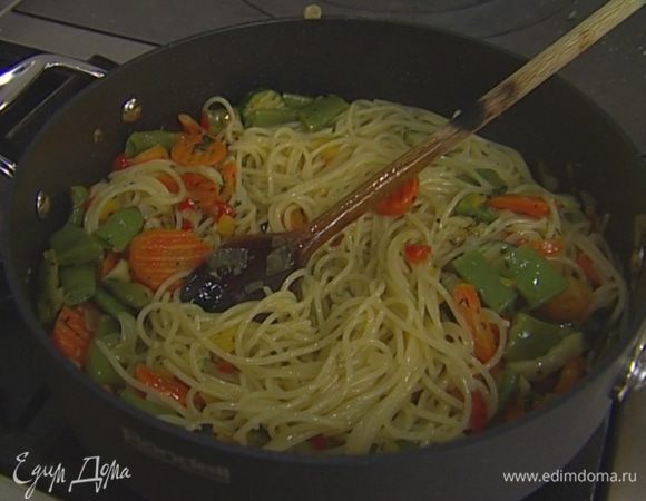 Влить немного воды, в которой макароны варились, 2–3 ст. ложки оливкового масла, добавить каперсы, присыпать базиликом и тут же подавать. 