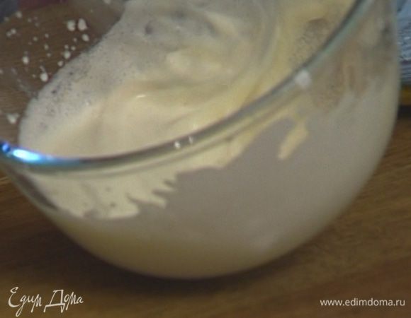 Сливки взбить маленьким венчиком. 