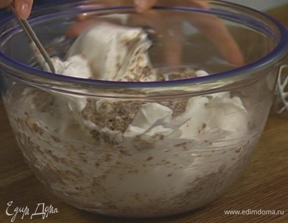 Порциями, тщательно перемешивая, ввести белки в сливки с хлебом. 