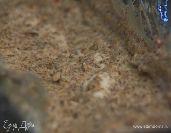 Продолговатую форму выстелить пленкой или смазать маслом и наполнить получившейся массой. Замораживать не менее двух часов.

