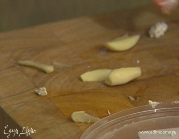 Чеснок почистить и, вынув из него сердцевину, пропустить через чеснокодавку.