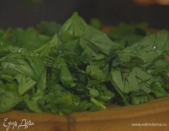 Листья кинзы и базилика порубить.