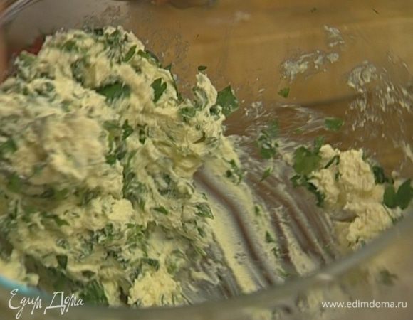 Добавить в творог предварительно размягченное сливочное масло, по щепотке перца и соли, чеснок, нарубленную зелень. Все тщательно перемешать и отправить на полчаса в холодильник.